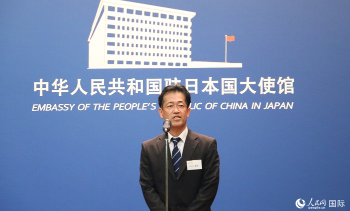 導(dǎo)師代表、東京大學(xué)教授內(nèi)山真伸發(fā)表致辭。人民網(wǎng) 許可攝