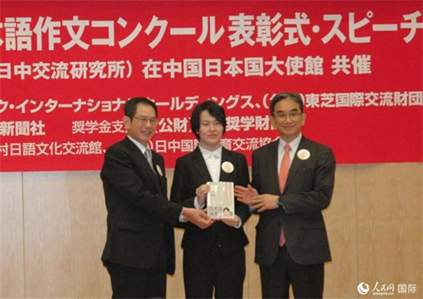 日本駐華大使垂秀夫（右一）、日本僑報(bào)社總編輯段躍中（左一）和趙志琳同學(xué)合影留念。人民網(wǎng)記者 陳建軍攝