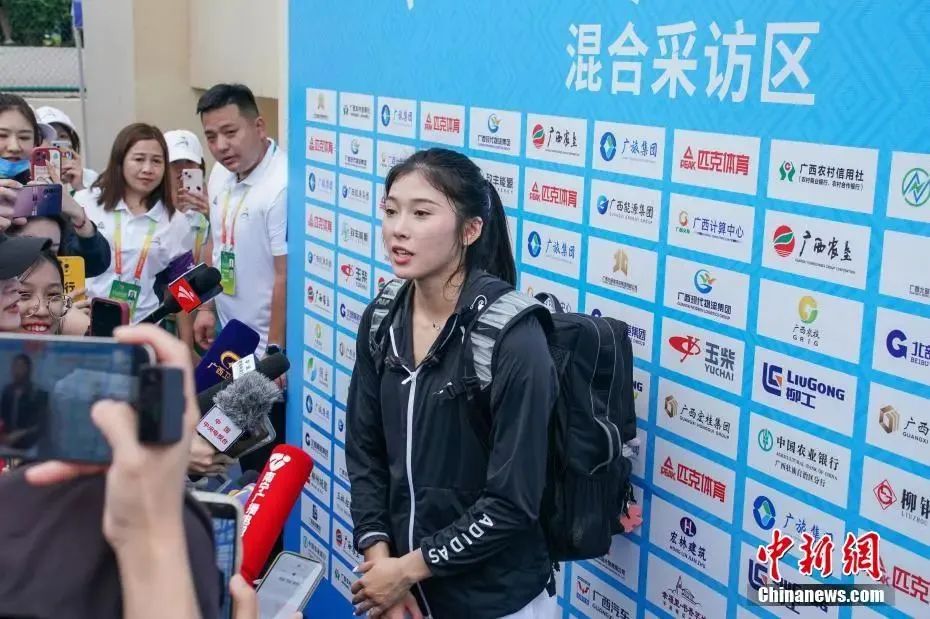 圖為吳艷妮在10日比賽結(jié)束后接受媒體采訪。陳冠言 攝