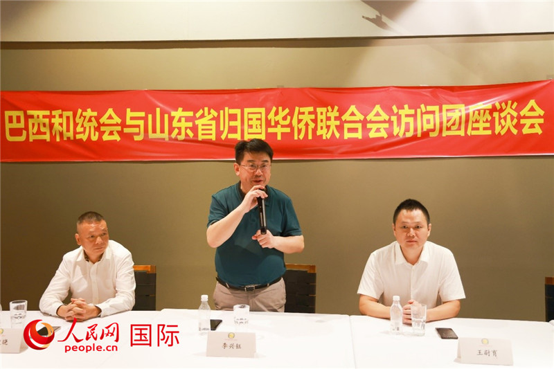 中國(guó)僑聯(lián)副主席、山東省僑聯(lián)主席李興鈺（中）在座談會(huì)上致辭。人民網(wǎng)記者 陳海琪攝