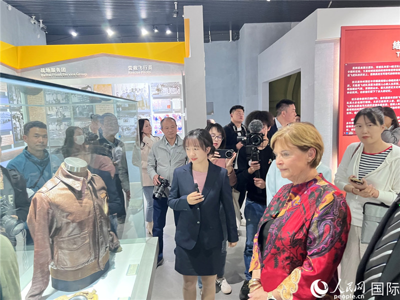 飛虎隊(duì)指揮官陳納德將軍外孫女嘉蘭惠（右）在參觀昆明市博物館展示的文物。人民網(wǎng) 趙瞳攝