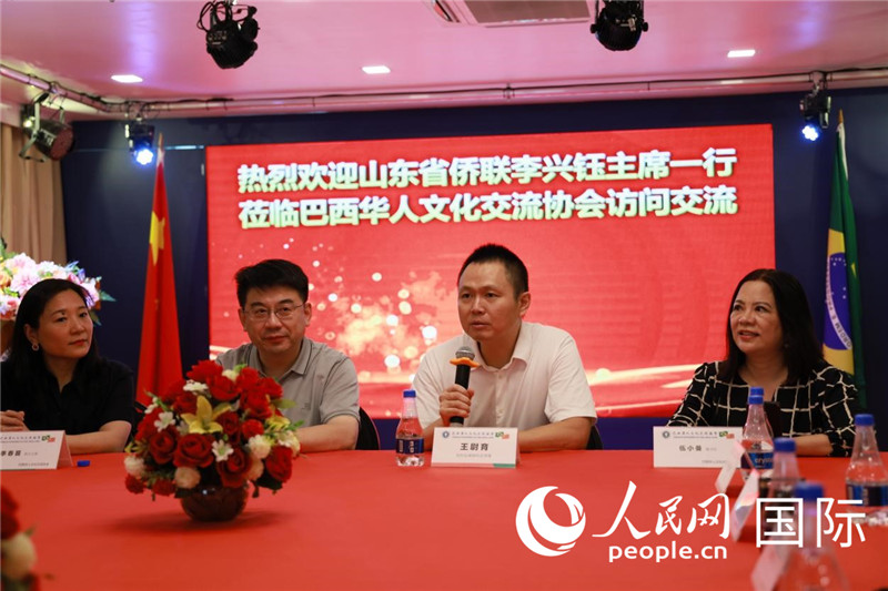 中國駐里約熱內(nèi)盧副總領事王尉育（右二）發(fā)表致辭。人民網(wǎng)記者宋亦然攝