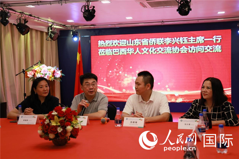 山東省僑聯(lián)主席李興鈺（左二）和與會僑領座談。人民網(wǎng)記者宋亦然攝