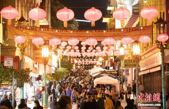 當(dāng)?shù)貢r間11月10日，美國舊金山唐人街夜市人頭攢動。亞太經(jīng)合組織(APEC)第三十次領(lǐng)導(dǎo)人非正式會議將在舊金山舉行，當(dāng)?shù)靥迫私钟媱澟e辦包括夜市在內(nèi)的多場活動，以吸引與會者、游客和市民的光顧。<a target='_blank' href='/'><p  align=