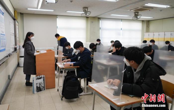 12月3日，延遲近一個月的韓國高考舉行。據(jù)韓國教育部消息，今年考生約49.34萬人，創(chuàng)歷史最低紀(jì)錄。圖為在首爾某考點內(nèi)，考桌上設(shè)有隔板。