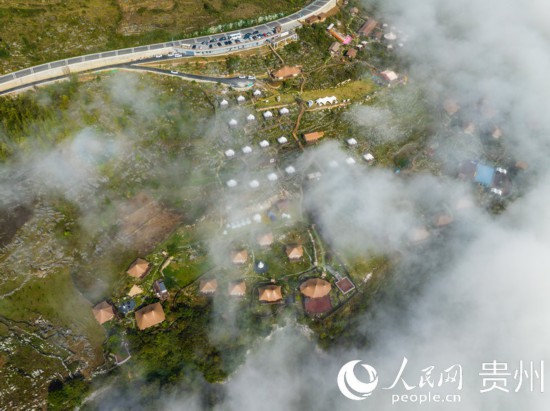 航拍掩映在晨間薄霧中的“花都里·化屋野奢度假營地“。人民網(wǎng) 陽茜攝
