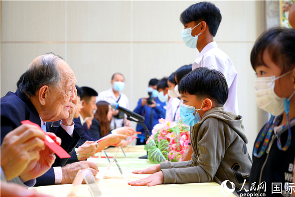 圖為獎(jiǎng)助學(xué)金頒發(fā)現(xiàn)場(chǎng)。人民網(wǎng)記者 白元琪攝
