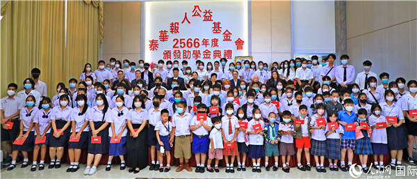 圖為出席嘉賓和現(xiàn)場(chǎng)獲獎(jiǎng)學(xué)生合影留念。人民網(wǎng)記者 白元琪攝