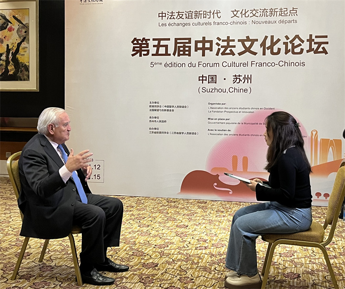 法國前總理、法國展望與創(chuàng)新基金會主席讓-皮埃爾·拉法蘭接受人民網的采訪。（國際在線供圖）
