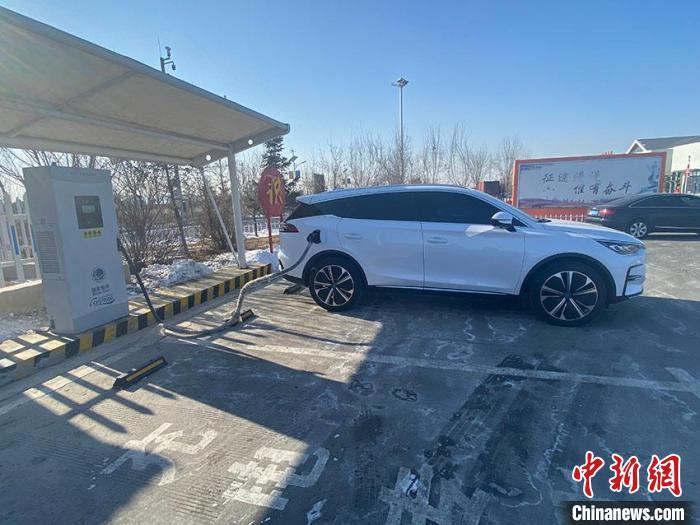 資料圖：新能源汽車正在充電?！±畹?攝