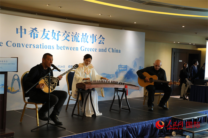 中希藝術(shù)家用古箏和布祖基琴演奏希臘著名歌曲《比雷埃夫斯的孩子》。   人民網(wǎng)記者 謝亞宏攝