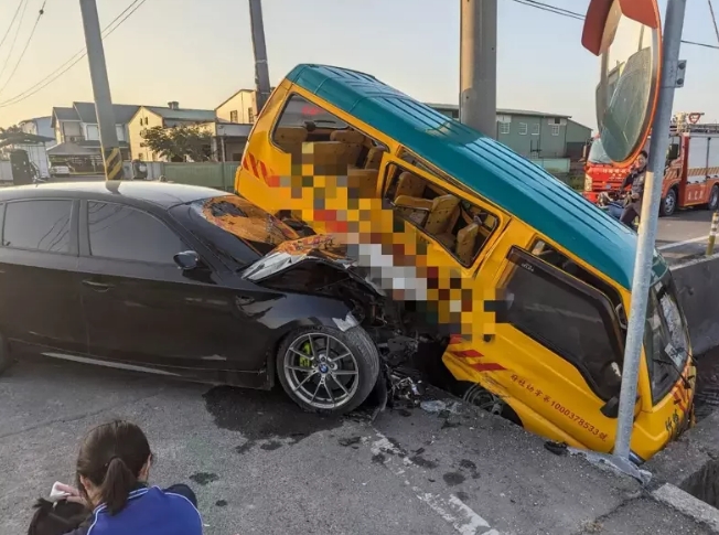 托兒所校車被轎車從側(cè)邊撞上，車體嚴(yán)重毀損。圖片來源：臺灣《聯(lián)合報》民眾供圖