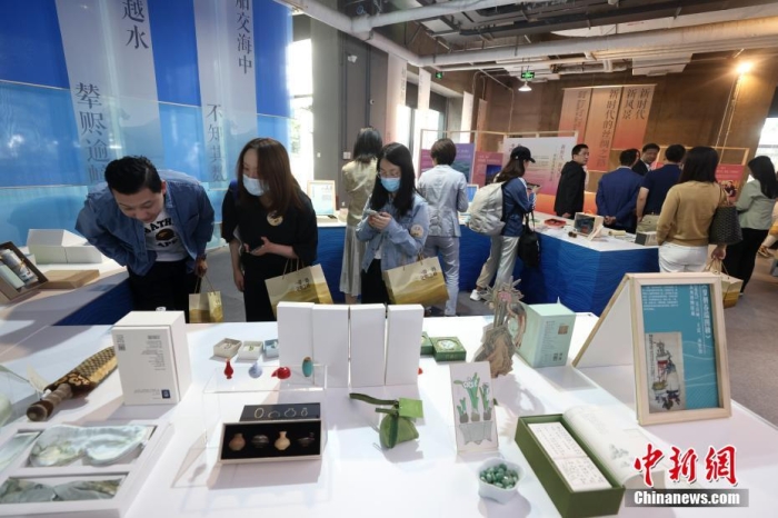 9月28日，“一帶一路，文明之橋”圖書文創(chuàng)展在北京圖書大廈開幕，圖為觀眾參觀展覽。<a target='_blank' href='/'><p  align=