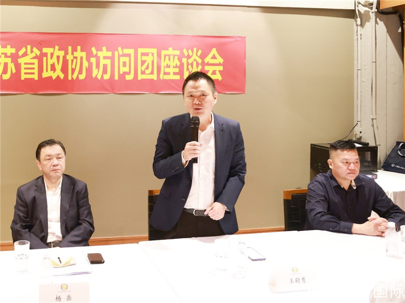 中國駐里約總領(lǐng)館副總領(lǐng)事王尉育（中）在座談會上致辭。人民網(wǎng)記者 陳海琪攝
