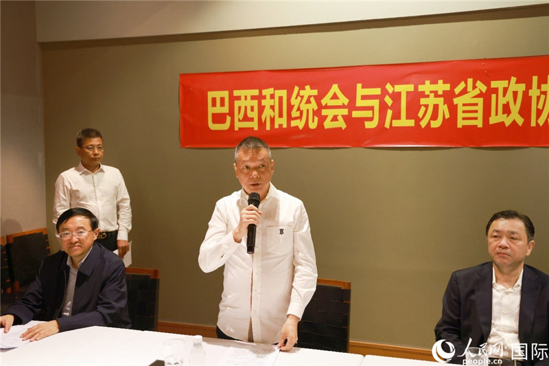 巴西和統(tǒng)會會長王俊曉（中）在座談會上致辭。人民網(wǎng)記者 陳海琪攝