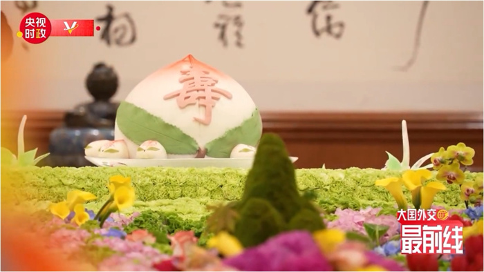 圖為今年7月基辛格訪(fǎng)華時(shí)午宴上的壽桃。來(lái)源：央視新聞截圖