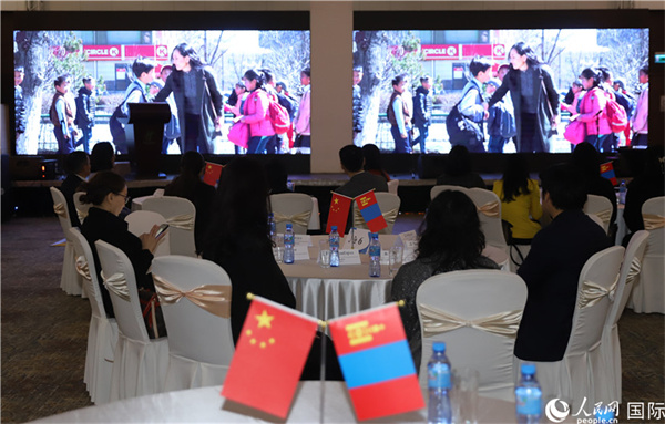 12月1日，活動(dòng)現(xiàn)場(chǎng)播放防治結(jié)核病宣傳短片。人民網(wǎng)記者 霍文攝