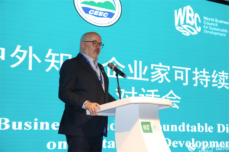 世界可持續(xù)發(fā)展工商理事會會長兼主席貝德凱致辭。人民網(wǎng)記者任皓宇攝