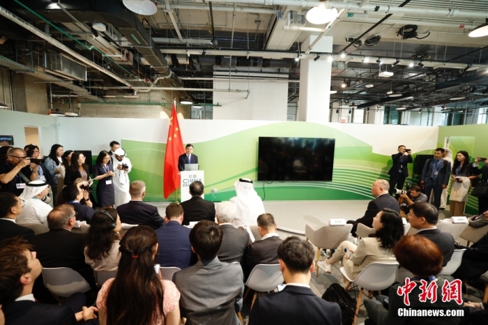 當?shù)貢r間11月30日，《聯(lián)合國氣候變化框架公約》第28次締約方大會(COP28)中國角開幕式暨“生態(tài)文明與美麗中國實踐”邊會在迪拜舉行。圖為中國生態(tài)環(huán)境部部長黃潤秋在邊會上發(fā)表致辭。<a target='_blank' href='/' _fcksavedurl='/'><p  align=