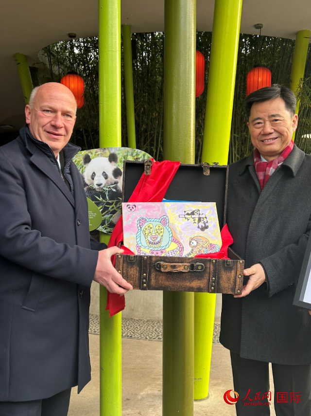 吳墾大使和韋格納市長手捧德國兒童為“夢想”“夢圓”準備的手繪“送別大禮包”。人民網(wǎng)記者 徐馨攝