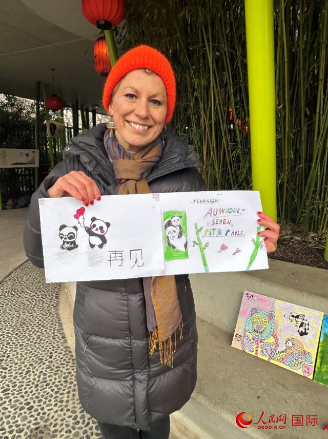 桑德拉和德國小朋友們的作品。右圖寫著“祝福好運，再見 Pit和Paule（“夢想”“夢圓”的德語名字）”。人民網(wǎng)記者 徐馨攝