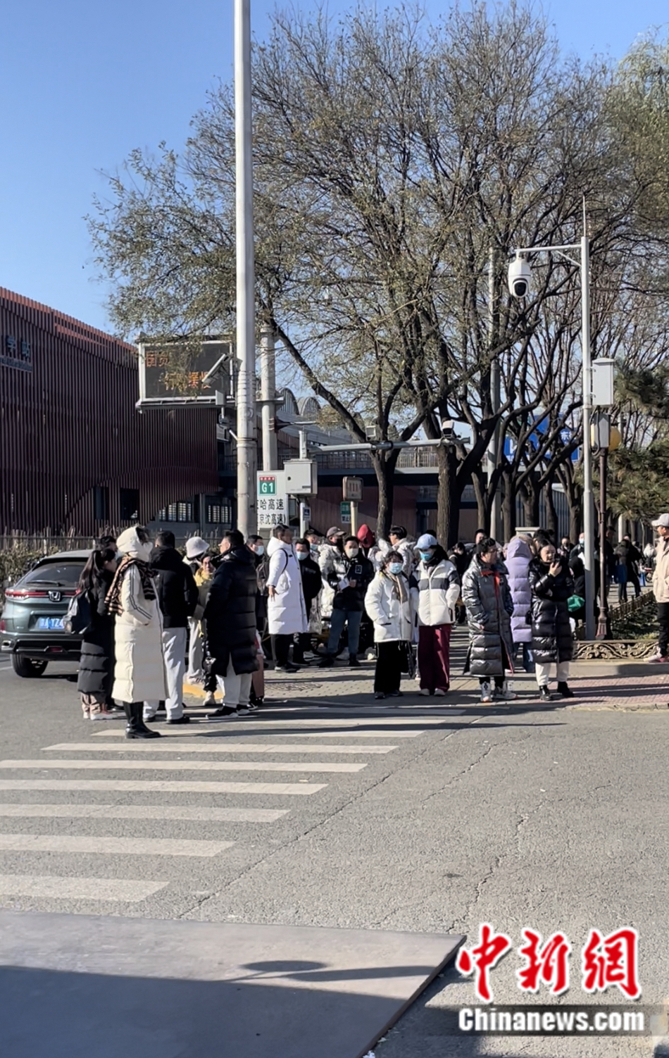 不少家長和老師在考場外等候。袁秀月 攝