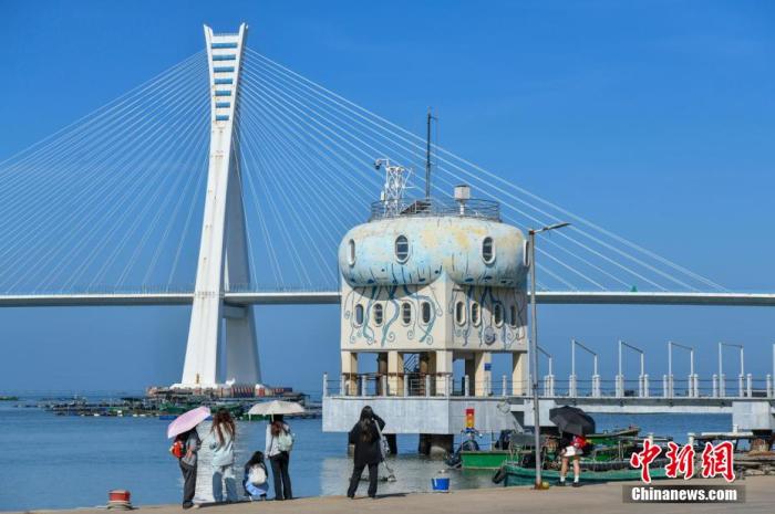 圖為游客在文昌鋪前漁港游玩。<a target='_blank' href='/' _fcksavedurl='/' ><p  align=