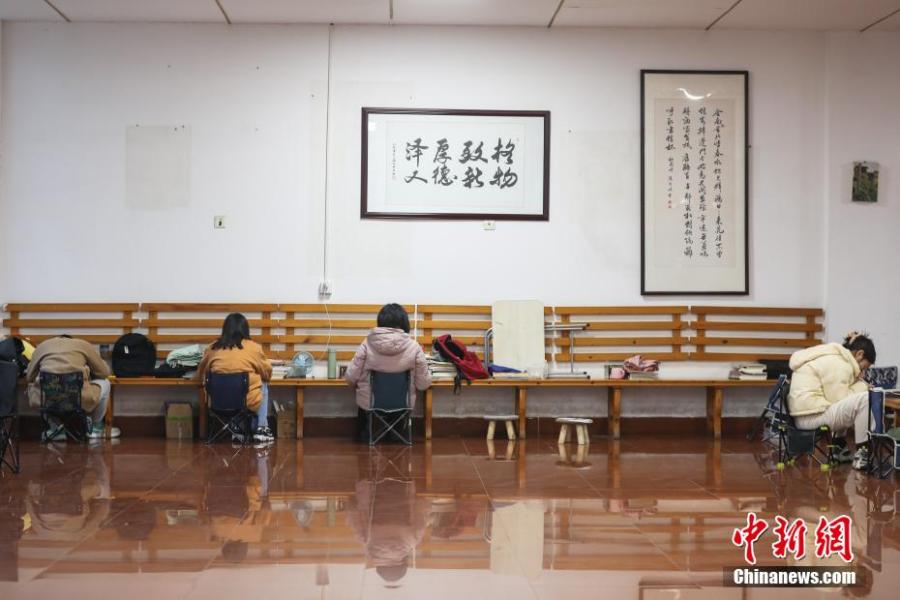 資料圖：幾位考研學生在南昌大學教學樓的公共空間復習備考。劉力鑫 攝