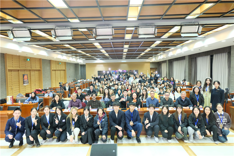 第八屆全國高校西班牙語配音大賽決賽現(xiàn)場合影。主辦方供圖