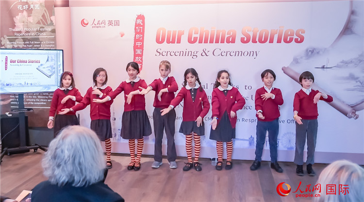 肯辛頓韋德預(yù)備學(xué)校小學(xué)生表演。人民網(wǎng) 郭錦標(biāo)攝