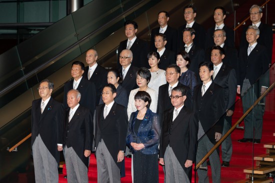 9月13日，日本首相岸田文雄（前排中）在東京的首相官邸率閣僚合影。新華社記者張笑宇攝