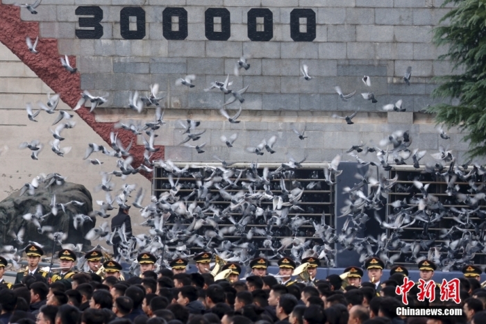12月13日是第十個(gè)南京大屠殺死難者國家公祭日。當(dāng)天上午，南京大屠殺死難者國家公祭儀式在侵華日軍南京大屠殺遇難同胞紀(jì)念館舉行。圖為國家公祭儀式現(xiàn)場。<a target='_blank' href='/'><p  align=