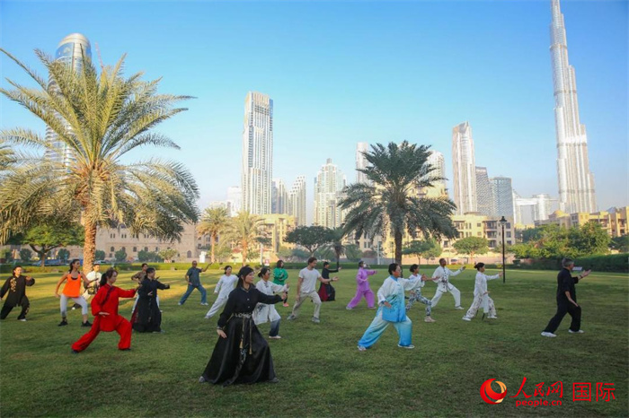 迪拜民眾在練習(xí)太極拳。人民網(wǎng) 塔里克·易卜拉欣攝
