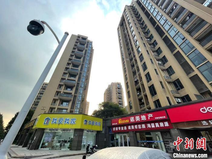 多家房地產(chǎn)中介。 蘇婷 攝