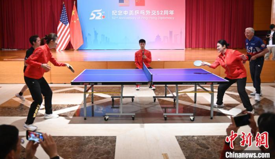 當?shù)貢r間12月13日，中國駐美使館在華盛頓舉辦慶?；顒蛹o念中美乒乓外交52周年。圖為丁寧、劉偉、戴爾等中美運動員上演混雙表演賽。中新社記者 陳孟統(tǒng) 攝