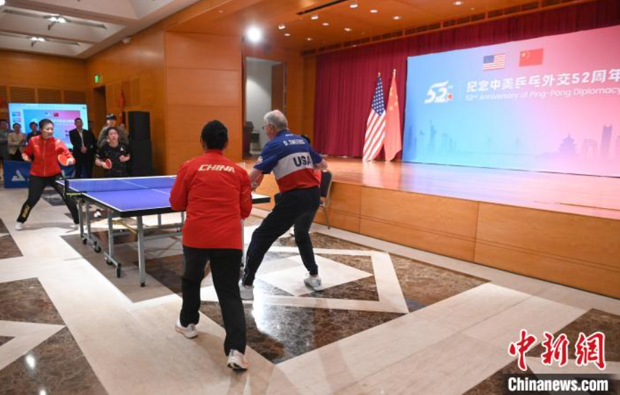當?shù)貢r間12月13日，中國駐美使館在華盛頓舉辦慶?；顒蛹o念中美乒乓外交52周年。圖為丁寧、劉偉、戴爾等中美運動員上演混雙表演賽。中新社記者 陳孟統(tǒng) 攝