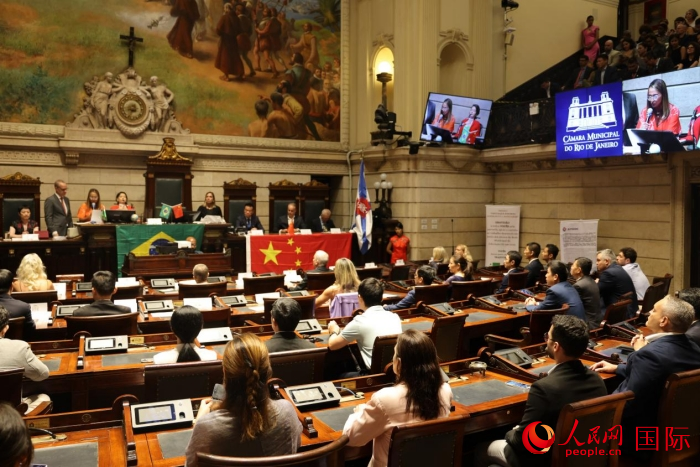 當(dāng)?shù)貢r(shí)間12月15日晚，巴西里約熱內(nèi)盧市議會(huì)在議會(huì)大廳舉行隆重儀式，向一批為推動(dòng)巴西和中國(guó)友好合作做出突出貢獻(xiàn)的機(jī)構(gòu)、團(tuán)體和個(gè)人授予“杰出貢獻(xiàn)獎(jiǎng)”。人民網(wǎng)記者 時(shí)元皓攝