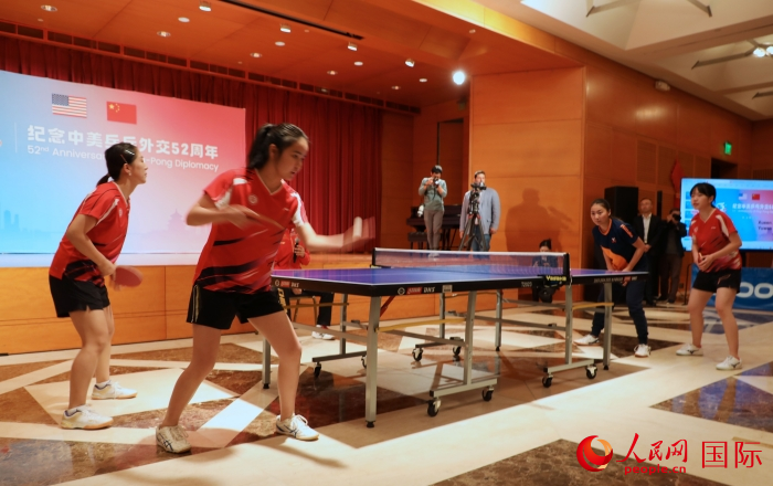 來自北京大學(xué)、美國弗吉尼亞大學(xué)的中美青年乒乓球運(yùn)動員進(jìn)行表演賽。人民網(wǎng)記者 李志偉攝