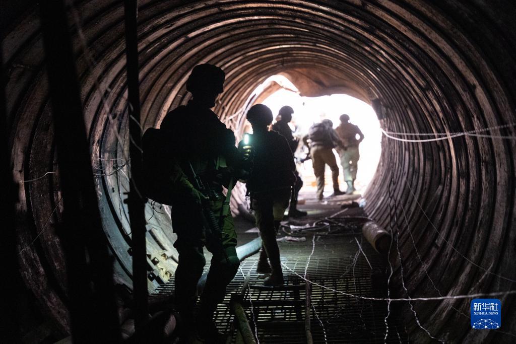 這張以色列國防軍12月17日發(fā)布的照片顯示，以軍地面部隊(duì)在加沙地帶發(fā)現(xiàn)一處大型地下隧道。新華社發(fā)