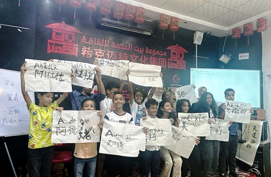 學著用中文書寫自己姓名的埃及兒童們。埃及?？诉~特文化集團供圖