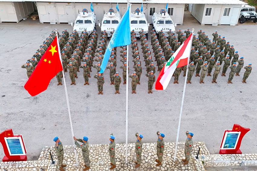 1月1日，中國第22批赴黎巴嫩維和官兵們舉行升旗儀式。胡光明攝
