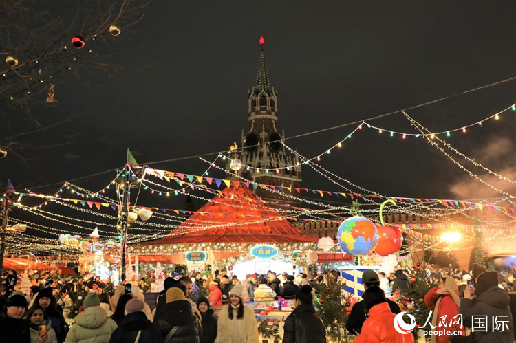 位于莫斯科紅場中央的“古姆”新年集市。人民網(wǎng)記者 隋鑫攝