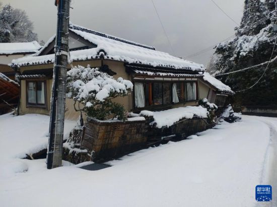 這是1月8日拍攝的日本能登半島地震災區(qū)珠洲市的街景。