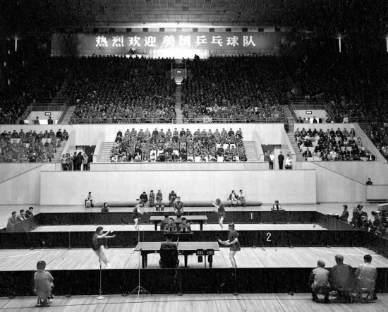 圖為1971年4月13日，中華全國體育總會舉行歡迎儀式，歡迎前來中國進行訪問的美國乒乓球代表團。中美兩國乒乓球運動員在北京首都體育館進行了友誼比賽。新華社發(fā)
