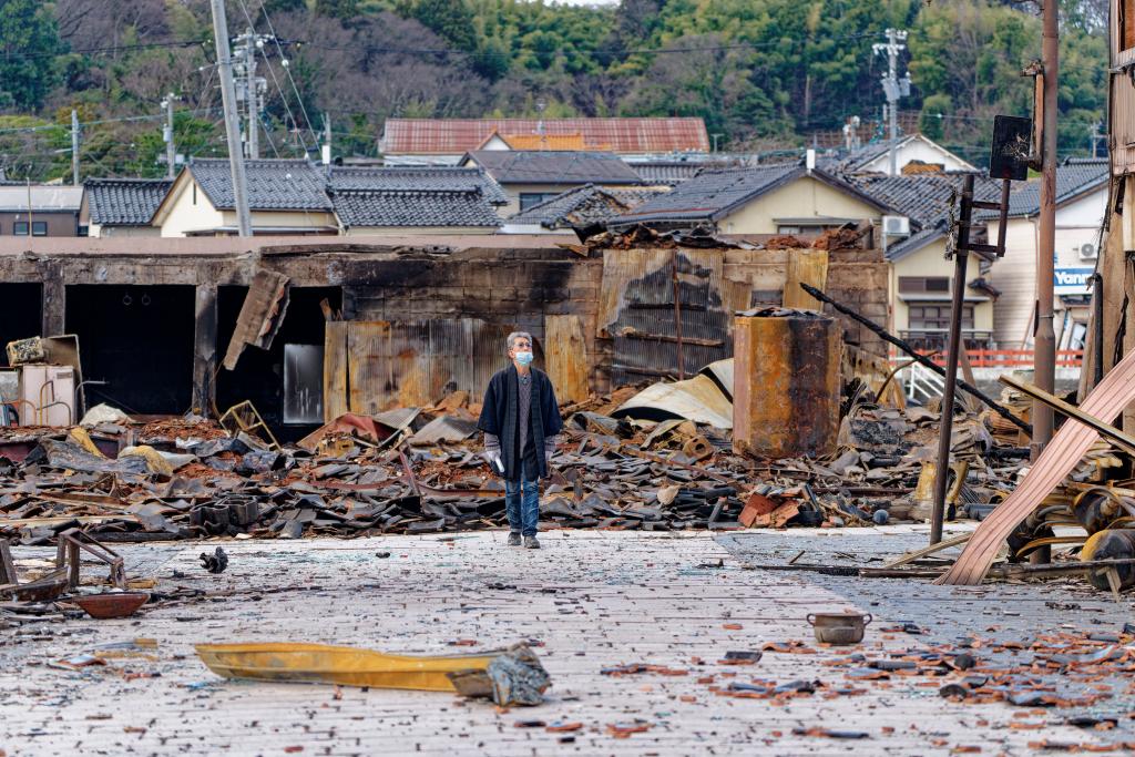 1月4日，一名市民查看日本石川縣輪島市“輪島早市”廢墟。新華社記者張笑宇攝
