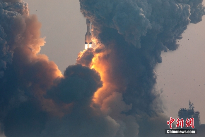 北京時間1月11日13時30分，引力一號遙一運載火箭由太原衛(wèi)星發(fā)射中心在山東海陽附近海域點火升空，將云遙一號18～20星3顆衛(wèi)星送入預(yù)定軌道，飛行試驗任務(wù)獲得圓滿成功。這是引力一號火箭首次飛行，創(chuàng)造全球最大固體運載火箭、中國運力最大民商火箭紀(jì)錄。圖/太原衛(wèi)星發(fā)射中心