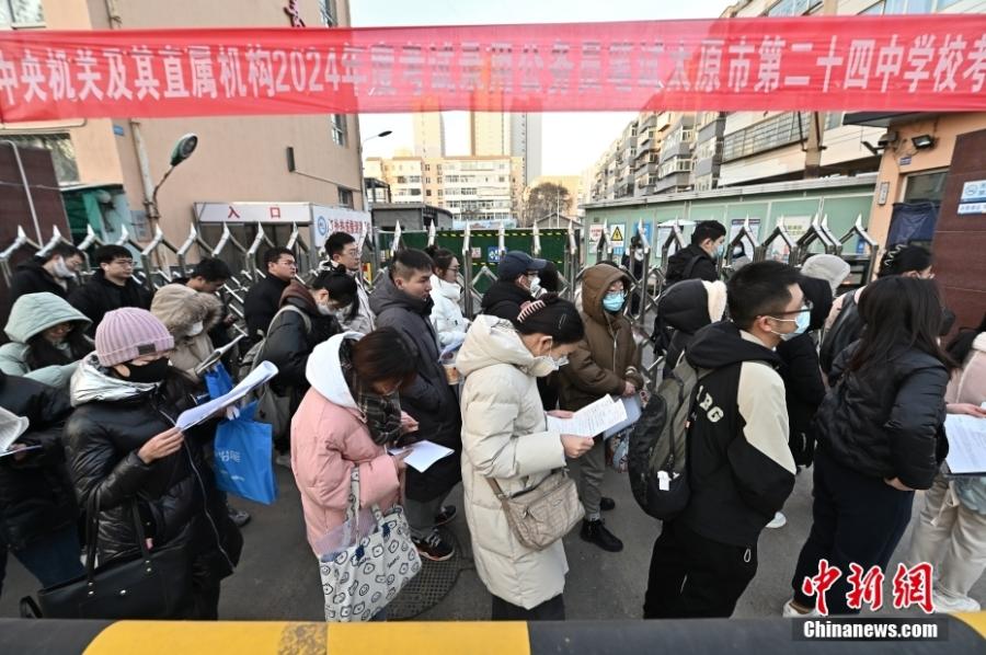 2023年11月26日，山西省太原市，考生步入考場。當(dāng)日，中央機關(guān)及其直屬機構(gòu)2024年度考試錄用公務(wù)員公共科目筆試開考。<a target='_blank' href='/'><p  align=
