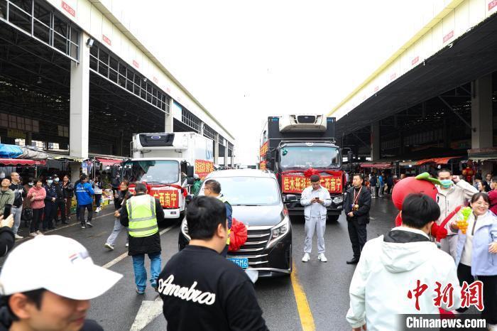 運(yùn)載蔓越莓車隊(duì)前，不少民眾正在圍觀打卡。 王偉臣 攝