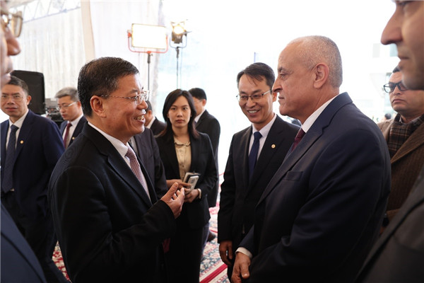 李永明同埃及住房部副部長會談交流。主辦方供圖