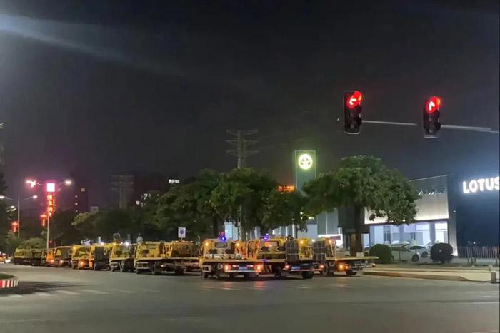 有多輛拖車出現(xiàn)在東莞寮步汽車城門口。視頻截圖